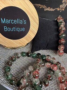 Green & red glass Beaded Stretch Bracelet. New 🆕